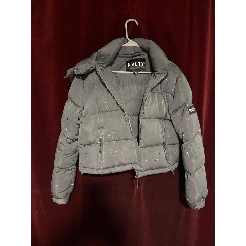 This NVLTY puffer jacket features a charcoal grey color with removable hoodie
